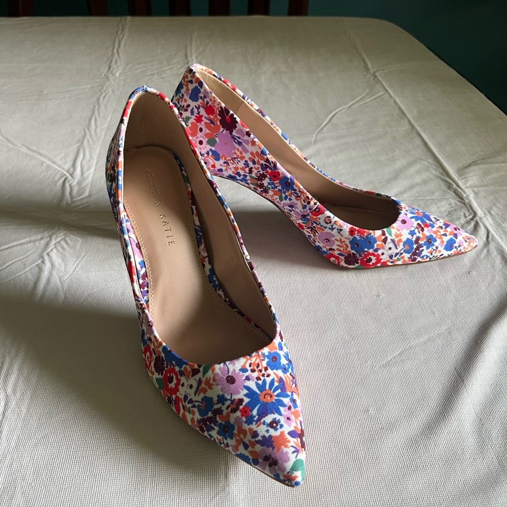 Kelly and Katie closed toe pumps- size 9
